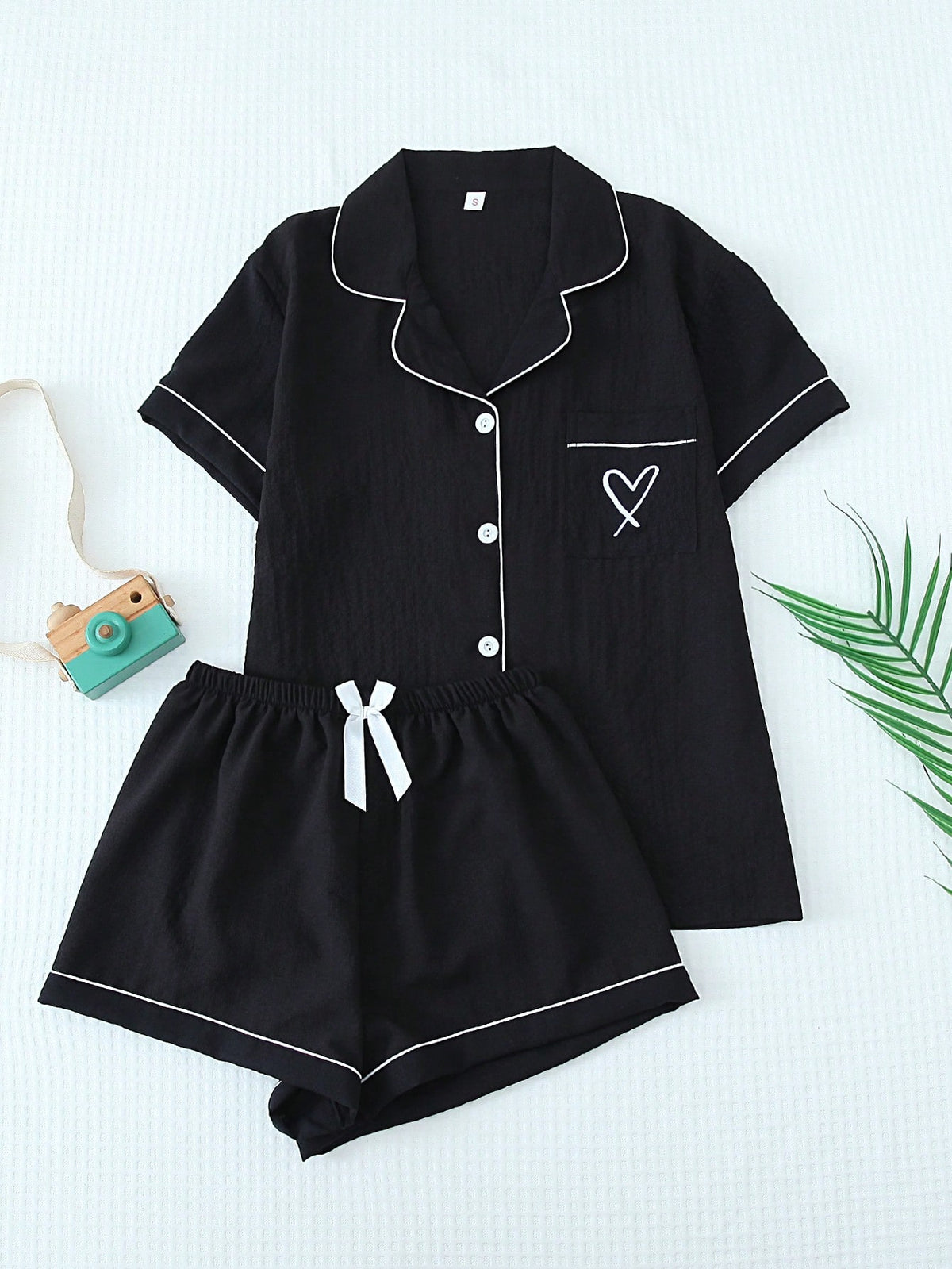 2Pcs Solid Color Women'S Summer Contrast Trim Lapel Pocket Heart Short Sleeve Button up Top and Bow Shorts Pajama Set